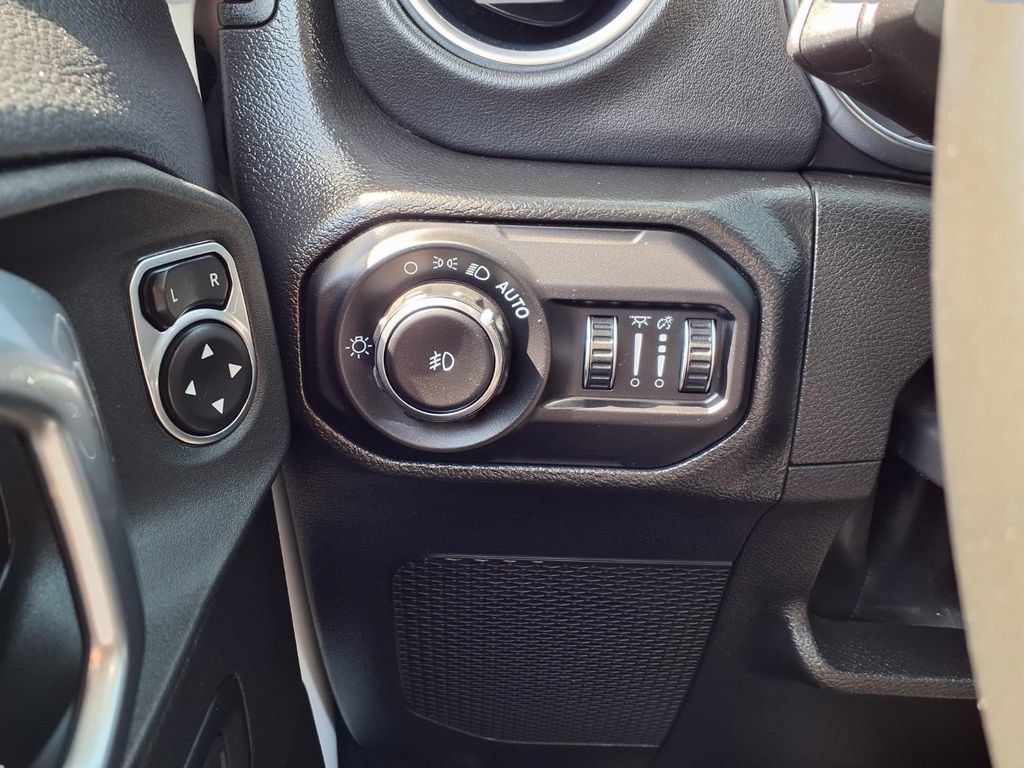 Used 2022 Jeep Wrangler Unlimited Sahara w/ Cold Weather Group AWD/4WD image 17