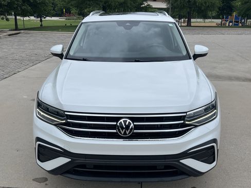 Used 2023 Volkswagen Tiguan SE w/ Panoramic Sunroof Package FWD image 3