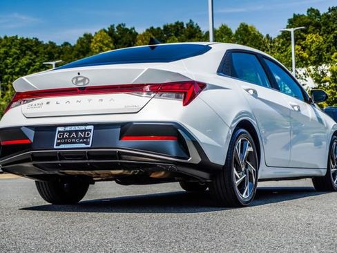Used 2025 Hyundai Elantra Limited FWD image 13
