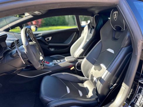 Used 2021 Lamborghini Huracan EVO image 10
