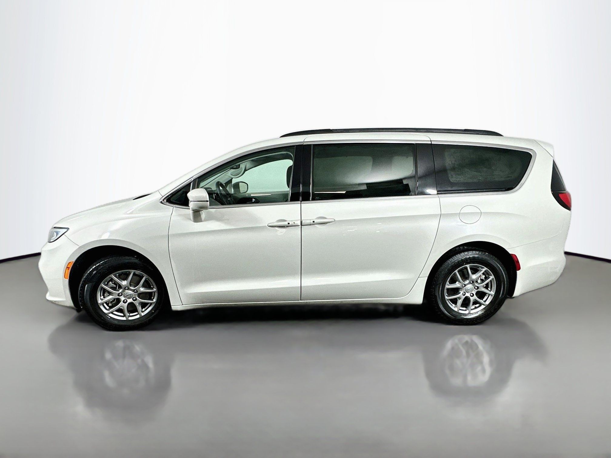 Used 2021 Chrysler Pacifica Touring FWD image 4
