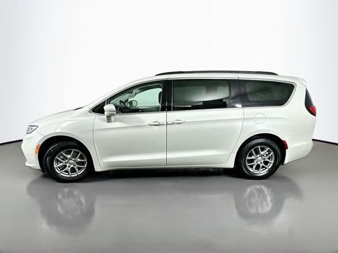 Used 2021 Chrysler Pacifica Touring FWD image 4
