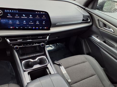 Used 2024 Chevrolet Traverse LT FWD image 3