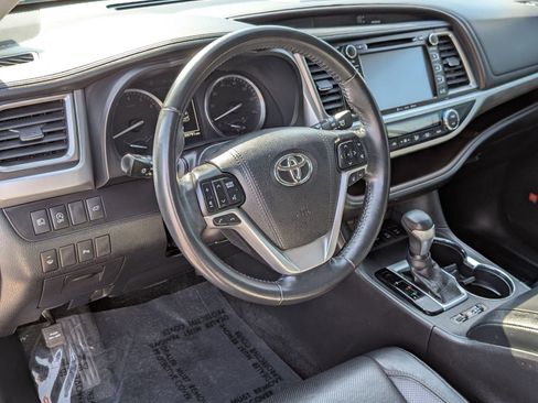 Used 2019 Toyota Highlander Limited image 4