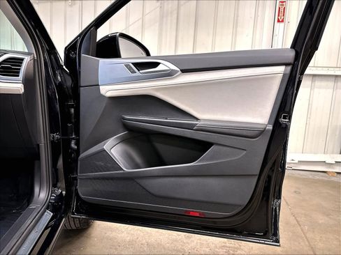 Used 2025 Volkswagen Taos SE w/ Panoramic Sunroof Package AWD/4WD image 32