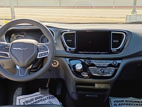 Used 2026 Chrysler Pacifica Select FWD image 15