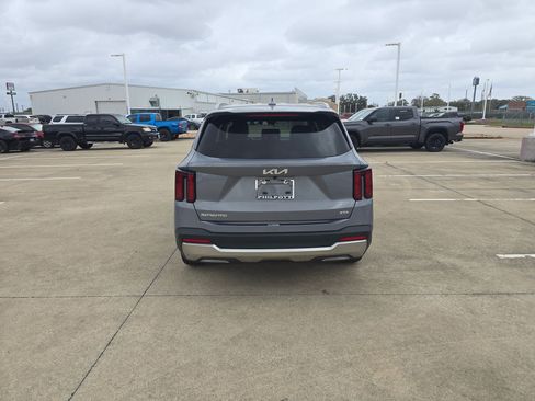 Used 2024 Kia Sorento S image 10