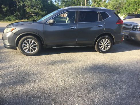 Used 2017 Nissan Rogue SV FWD image 1