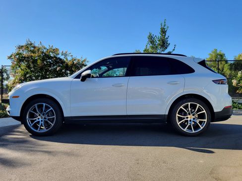 Certified 2022 Porsche Cayenne Platinum Edition AWD/4WD image 2