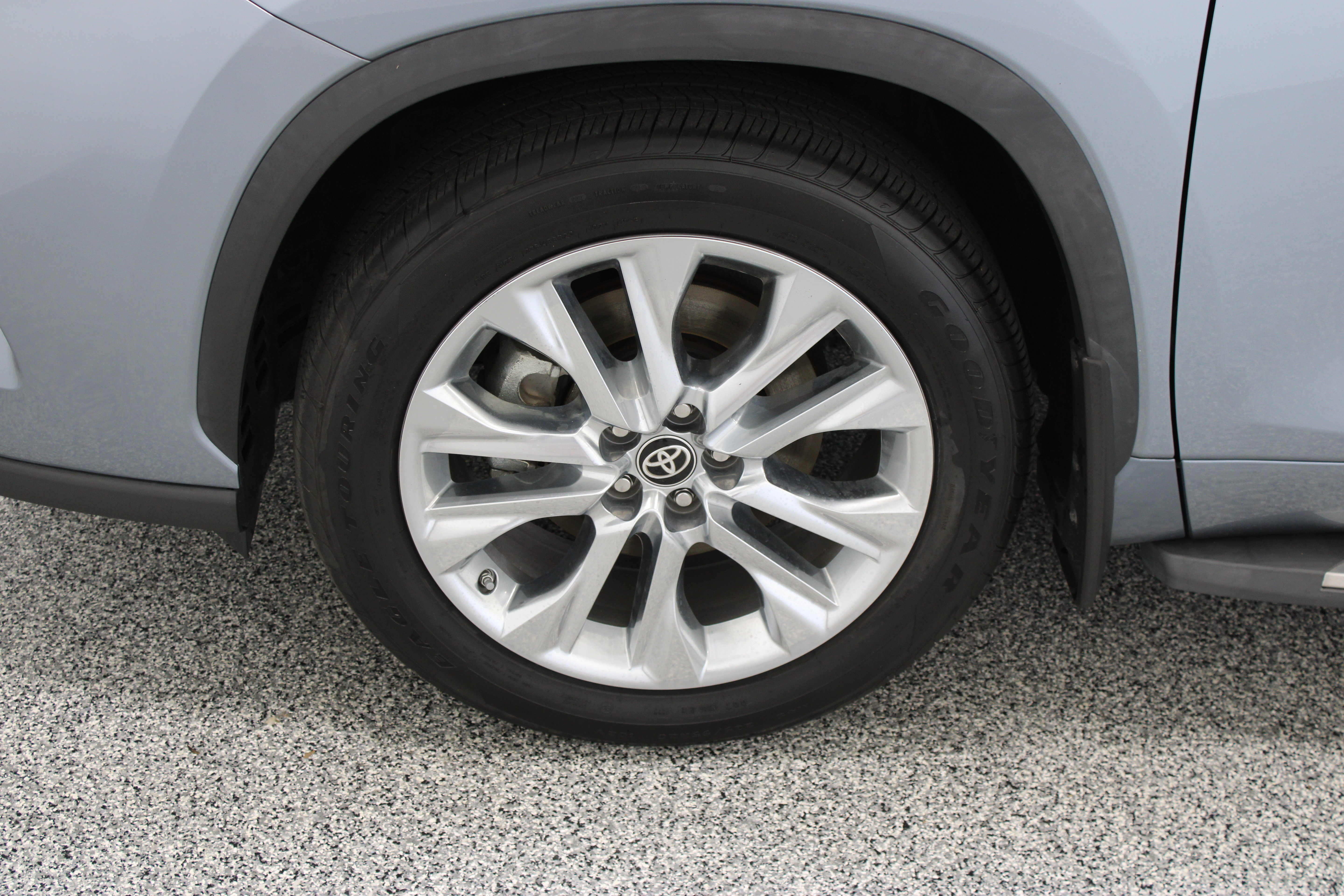Used 2024 Toyota Highlander Limited FWD image 11