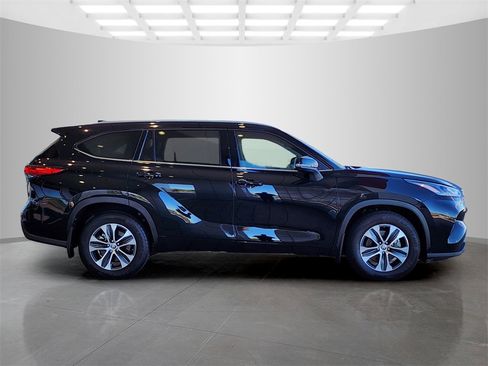Used 2022 Toyota Highlander XLE image 3
