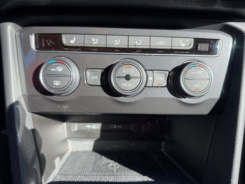 Used 2021 Volkswagen Tiguan SE image 22