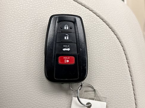 Used 2019 Toyota Camry XLE FWD image 22