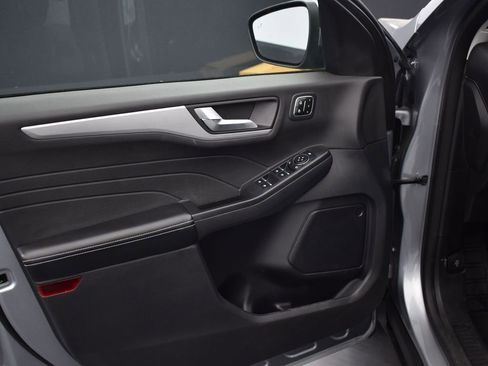 Used 2023 Ford Escape Platinum image 9