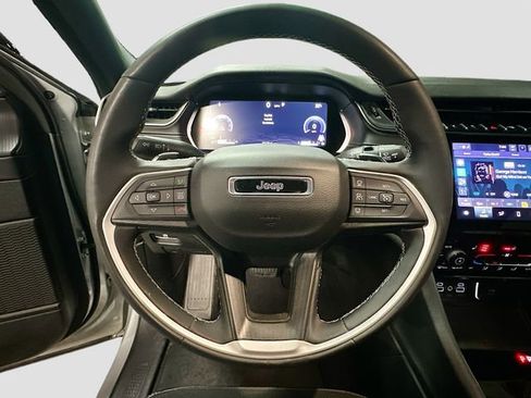 Used 2024 Jeep Grand Cherokee Altitude image 12