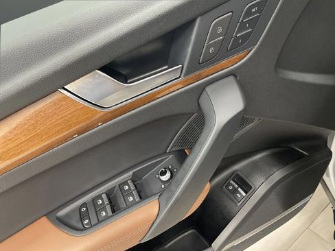 Used 2024 Audi Q5 e Premium Plus w/ Premium Plus Package image 30