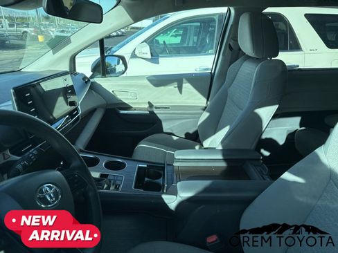 Used 2024 Toyota Sienna LE FWD image 5