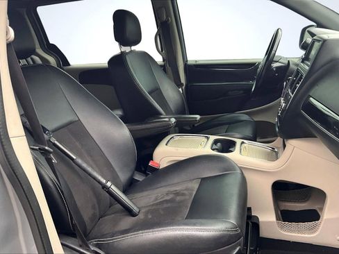 Used 2020 Dodge Grand Caravan SXT image 7