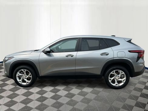 Used 2024 Chevrolet Trax LS w/ LS Convenience Package FWD image 2