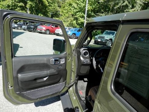 Used 2023 Jeep Wrangler Unlimited Sahara w/ LED Lighting Group AWD/4WD image 15