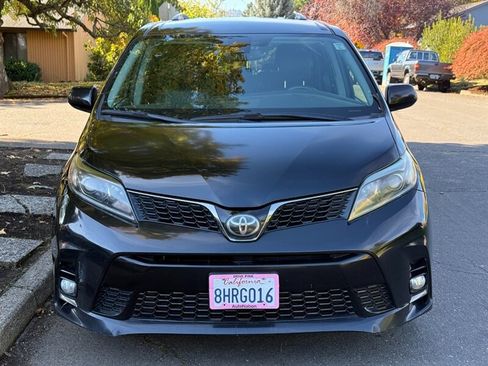 Used 2018 Toyota Sienna SE Premium image 4
