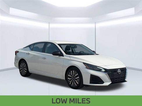 Used 2025 Nissan Altima 2.5 SV FWD image 9