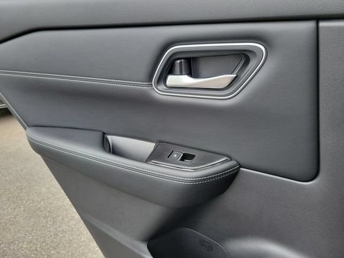 Used 2025 Nissan Rogue Platinum FWD image 14