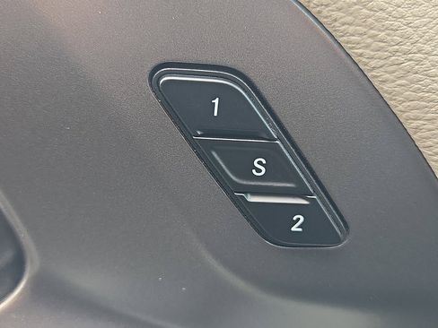 Used 2024 Chrysler Pacifica Touring-L image 6