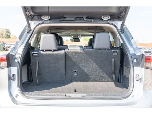 Used 2025 Toyota Highlander XLE AWD/4WD image 16