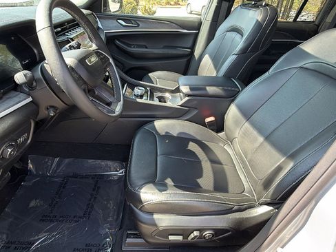 Used 2024 Jeep Grand Cherokee Limited w/ Luxury Tech Group II image 16