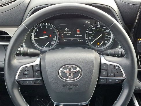 Used 2020 Toyota Highlander XLE image 20