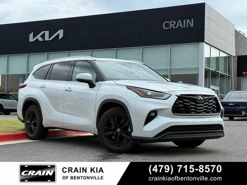 Used 2022 Toyota Highlander XLE FWD image 1