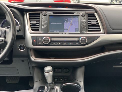 Used 2018 Toyota Highlander XLE w/ Carpet Mat Package (TMS) AWD/4WD image 32