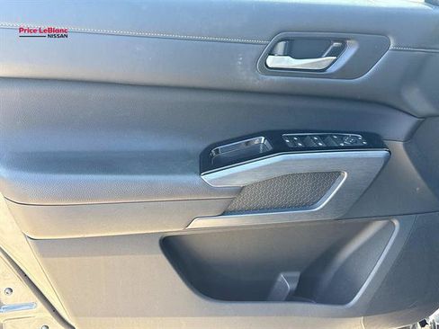 Certified 2025 Nissan Pathfinder SL FWD image 17
