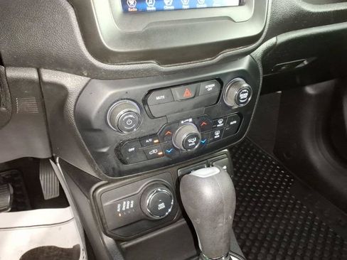 Used 2020 Jeep Renegade Latitude w/ Cold Weather Group AWD/4WD image 21
