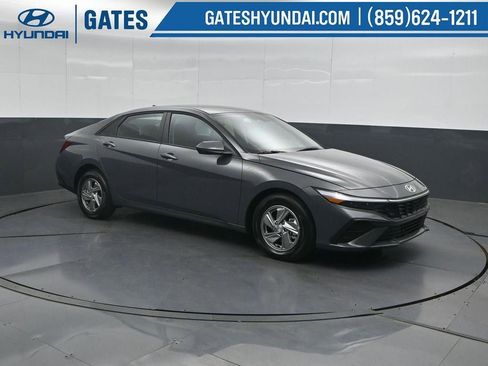 New 2026 Hyundai Elantra SE FWD image 4