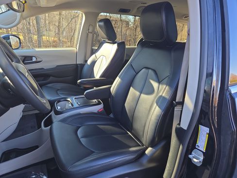 Used 2024 Chrysler Pacifica Touring-L image 13