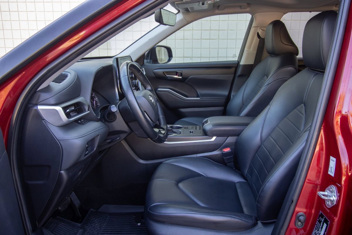 Used 2020 Toyota Highlander XLE FWD image 14