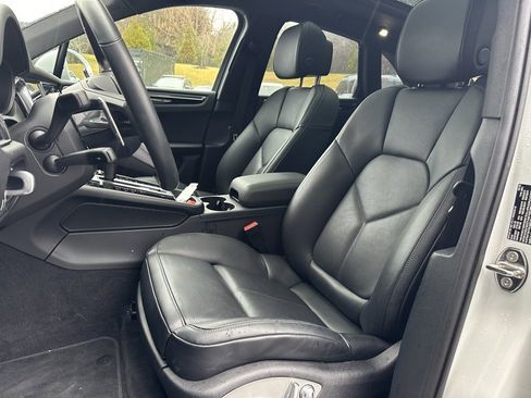 Certified 2025 Porsche Macan image 5