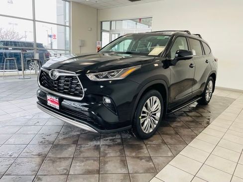 New 2026 Toyota Highlander Platinum image 2