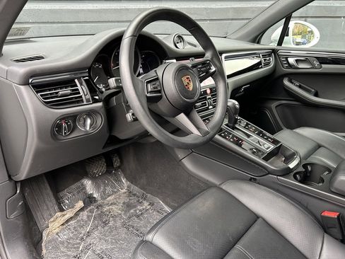 Certified 2025 Porsche Macan image 4