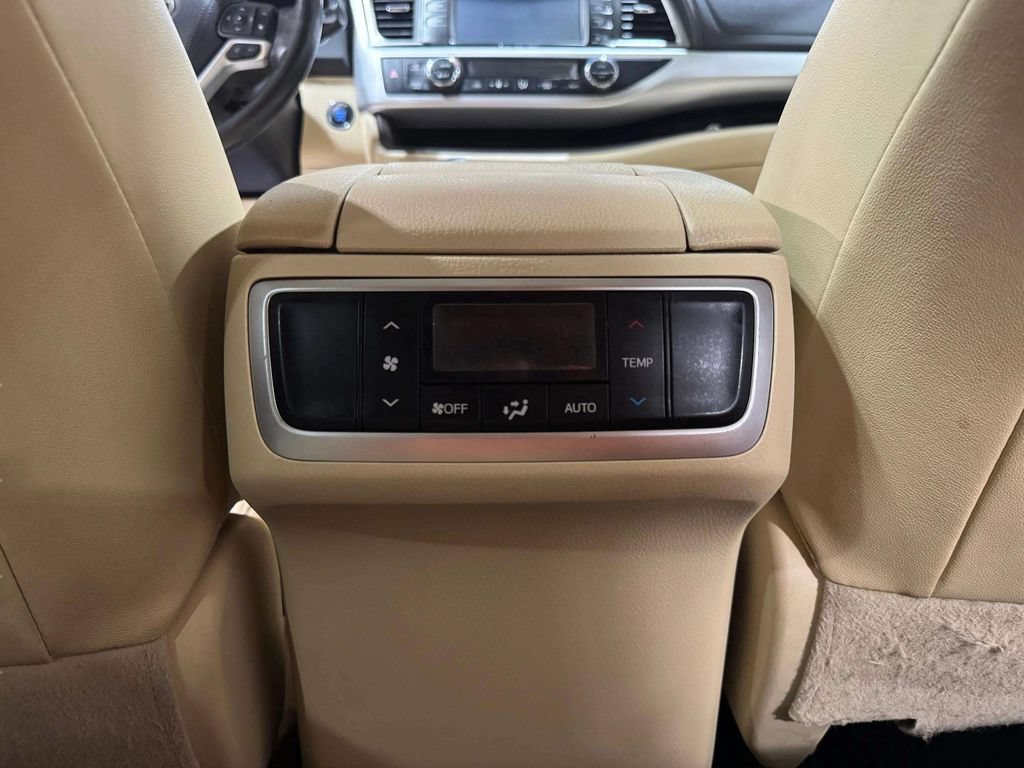 Used 2019 Toyota Highlander XLE AWD/4WD image 21