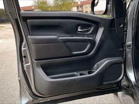 Used 2019 Nissan Titan SV w/ SV Convenience Package image 21