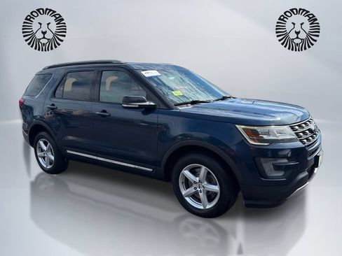 Used 2017 Ford Explorer XLT w/ Equipment Group 202A AWD/4WD image 3