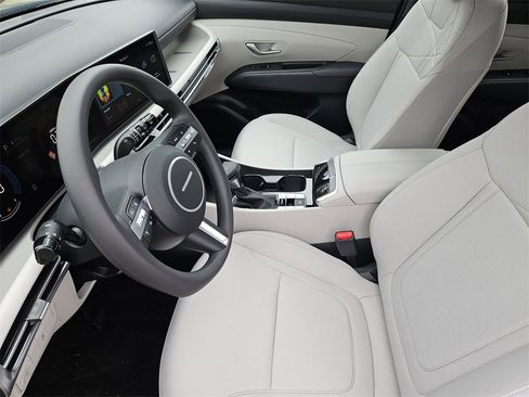 Used 2025 Hyundai Tucson SE image 9