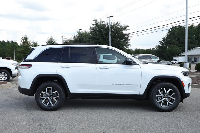 New 2027 Jeep Grand Cherokee Laredo X RWD image 4