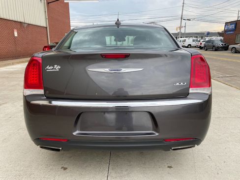 Used 2019 Chrysler 300 Limited RWD image 6