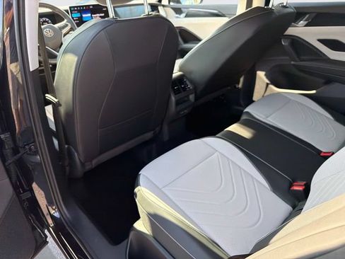 Used 2025 Volkswagen Tiguan SE AWD/4WD image 16