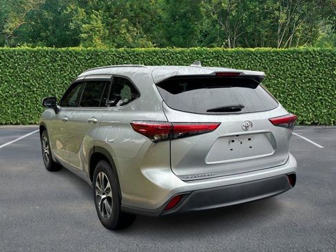 Used 2021 Toyota Highlander XLE image 4