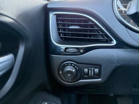 Used 2021 Jeep Cherokee Latitude Plus FWD image 16